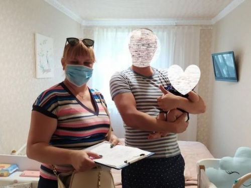 Фахівці Центру соціальних служб перевірили авдіївських батьків  щодо цільового використання допомоги при народженні  дитини