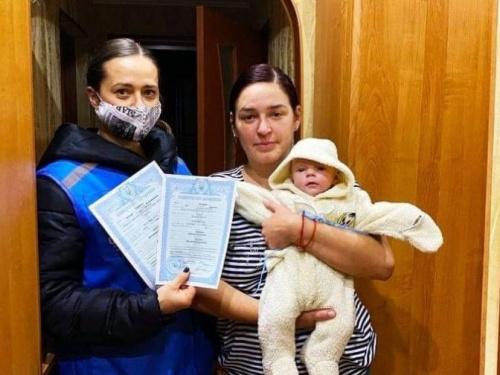 Сотрудники «Пролиски» помогли одинокой матери оформить документы для детей