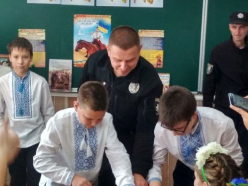 В Авдеевке школьники и копы вместе вспоминали обычаи и обряды казаков (ФОТО)