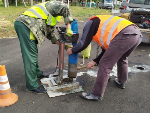 В Авдеевке проверят качество асфальта: пробы нового дорожного покрытия уже отобраны (ФОТОФАКТ)