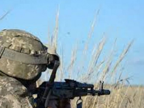 На Донбасі під час снайперського обстрілу поранено українського військового