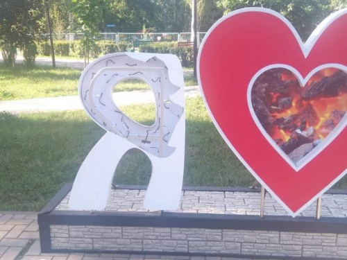 Стелу «Я люблю Авдеевку» повредили местные подростки