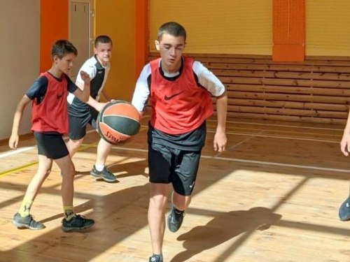 В Авдіївці прошли змагання з стрітболу серед дітей
