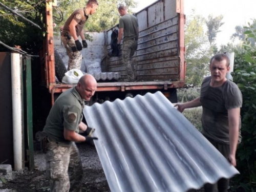 Авдеевские «симики» помогают восстанавливать разрушенные обстрелами поселки (ФОТО)