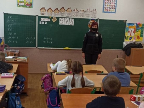 В Авдеевке полицейские рассказали детям об их правах