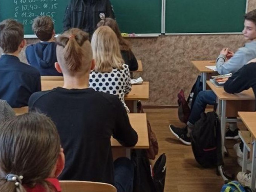 Правоохранители провели профилактическую беседу с авдеевскими школьниками