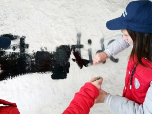 Авдеевские "лиговцы" начали борьбу против уличной рекламы наркотиков (ФОТО)