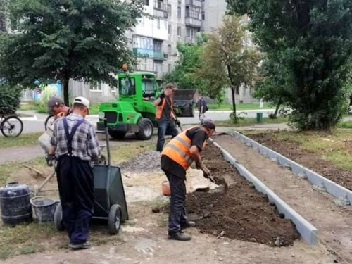В Авдеевке коммунальщики обустраивают пешеходную дорожку к социально важным объектам