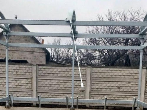 В Авдеевке сломали недостроенную остановку (ФОТОФАКТ)