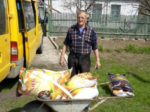 Сотрудники гуманитарного центра Пролиска-Авдеевка доставили в Водяное продукты и медикаменты