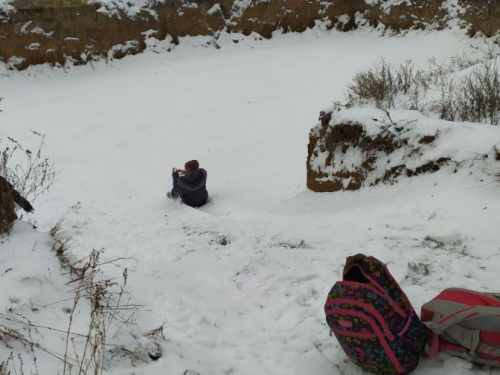 Авдеевская детвора обустроила себе досуг в строительном котловане (ФОТОФАКТ)