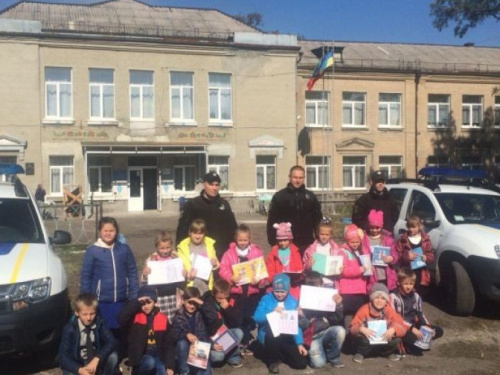 В Авдеевке детей учили, как выжить на дороге (ФОТО)