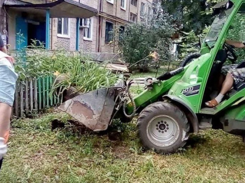 Долой токсичные покрышки: коммунальщики продолжают ликвидировать автошины на придомовых территориях