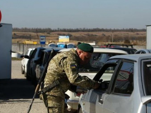 Утром у донбасских КПВВ собралось 180 авто