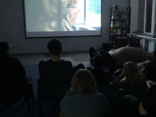 В Авдеевке работает импровизированный кинотеатр (ФОТО)