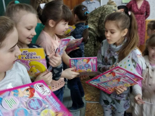 Авдеевские «симики» доставили подарки в детсады и школы (ФОТО)