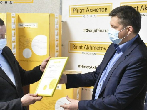 Фонд Рината Ахметова передал Донецкой области 50 000 экспресс-тестов для выявления COVID-19