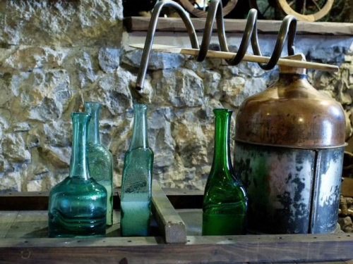 Авдеевские копы борются с самогонщиками: изъяли больше тысячи литров самогона и браги