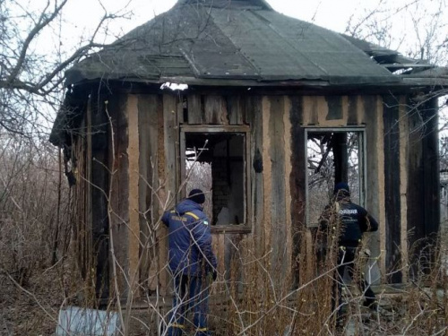В Авдеевке спасатели и полицейские обследовали заброшенные дома