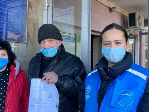 Центр "Пролиска-Авдеевка" помог пенсионеру подать документы для получения статуса "лицо без гражданства"