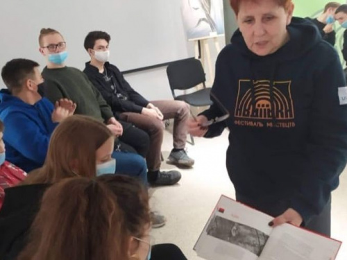 Авдіївські школярі познайомились з книгою «Герої сучасності»