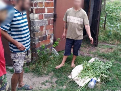 Мужчину с мешком конопли задержали полицейские Авдеевки (ФОТО)