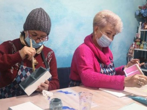 В Авдіївці майстрині-початківці вчилися працювати в техніці декупаж