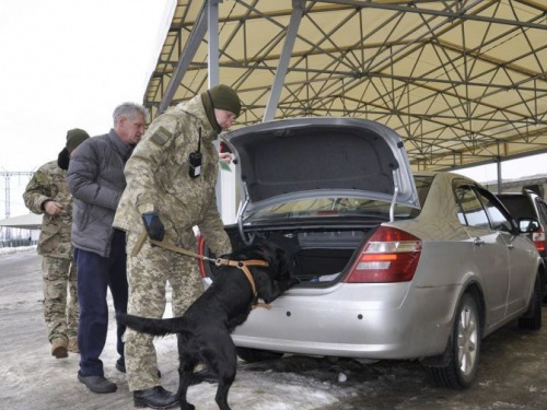 Пограничники фиксируют рост потока людей и машин через КПВВ на Донбассе