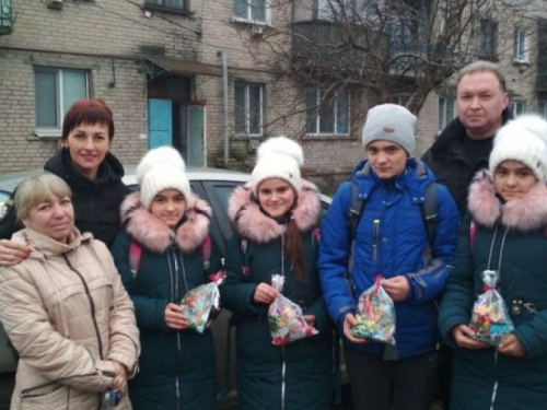 Авдеевские полицейские поздравили детей из многодетных семей с Днем Николая Чудотворца (ФОТОФАКТ)