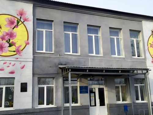 На одній з найстаріших шкіл Авдіївки «розквітла» сакура та «заспівав» соловейко
