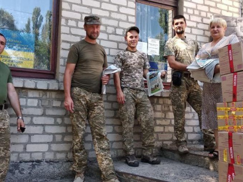 Авдеевские "симики" доставили в прифронтовые поселки свежую прессу, одежду и обувь (ФОТО)