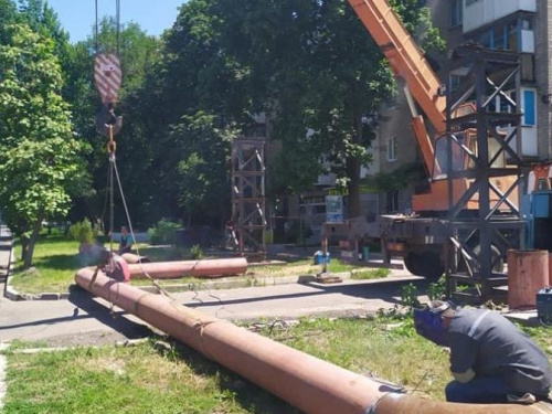 Підготовка до нового опалювального сезону у розпалі: авдіївські комунальники розпочали ремонт компенсатора