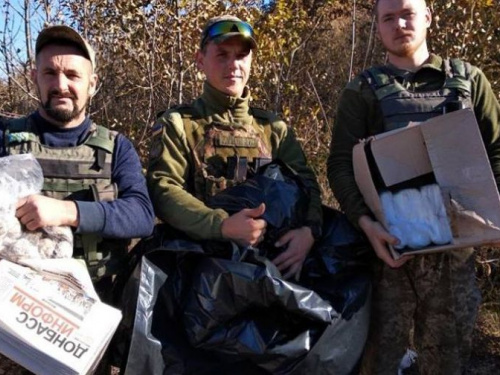 Авдеевские "симики" передали военным на опорные пункты книги, средства гигиены и пленку для  блиндажей