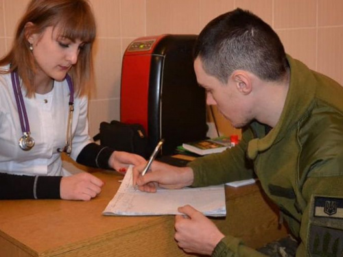 Парамедиків та бійців, що боронять Авдіївку, щеплюють від грипу