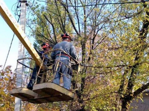 Аварийные ветки - долой: коммунальщики Авдеевки расчищают электросети (ФОТО)