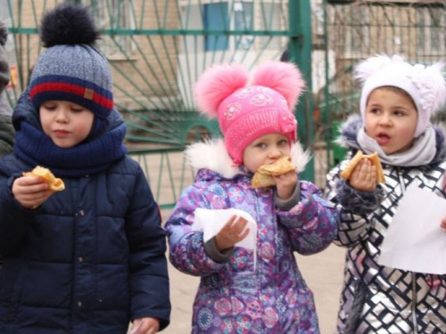 Как на масляной неделе малыши блинов поели