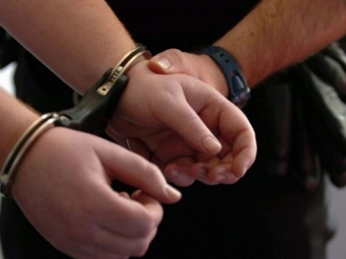 Двое жителей Авдеевки напали на полицейского