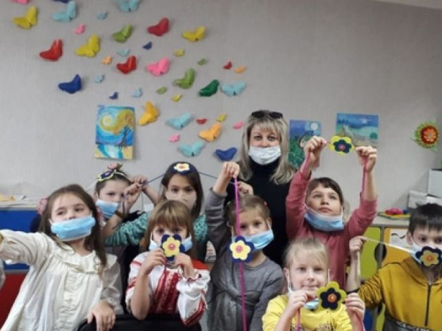 В авдеевском клубе для подростков "Орленок" ребята мастерили патриотические сувениры