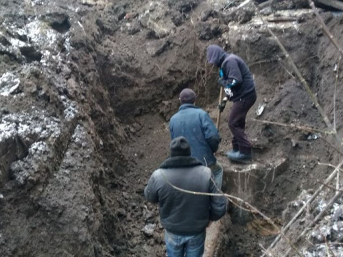 В Авдеевке меняют старые металлические трубы на новую пластиковую “гуманитарку” (ФОТО)