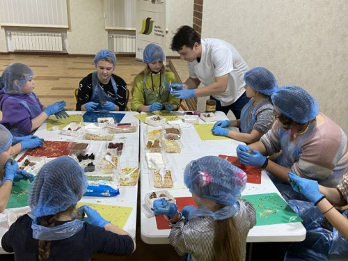 Авдеевские школьники научились делать вкусные и полезные сладости (ВИДЕО)