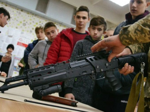 Военные провели Урок мужества в прифронтовой Авдеевке: фоторепортаж