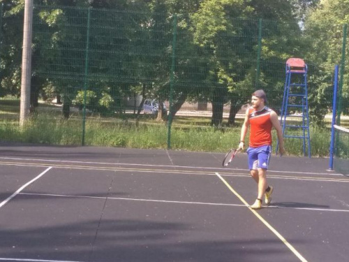В Авдеевке проходит городской турнир по теннису: имена победительниц известны, мужчинам предстоят заключительные игры (ФОТО)