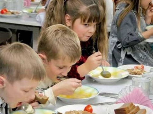 Без колбас, полуфабрикатов и газированных напитков: Минздрав предлагает новые нормы питания в учебных заведениях