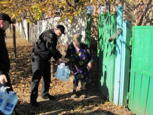 Полиция помогает доставлять питьевую воду в "обезвоженные" прифронтовые поселки под Торецком