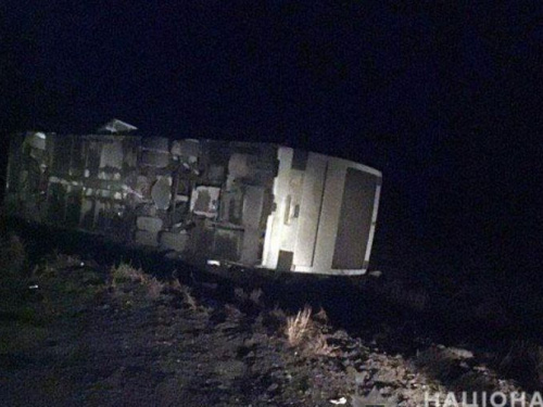 Авдеевские копы выясняют, почему перевернулся автобус с 50 пассажирами (ФОТО)