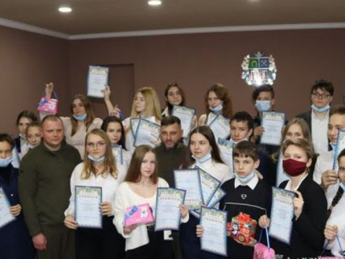 В Авдіївці переможцям олімпіад вручили грамоти і смаколики
