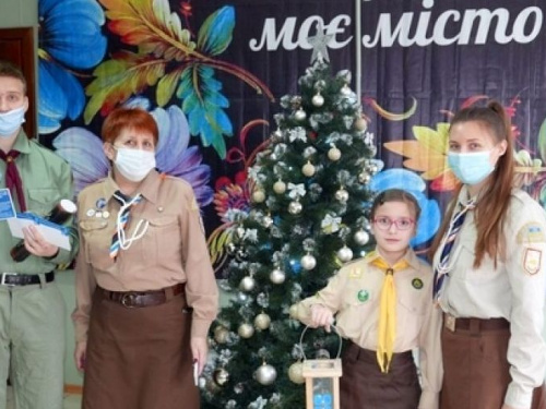 Пластуны Авдеевки передали Вифлеемский огонь мира руководству местной ВГА 