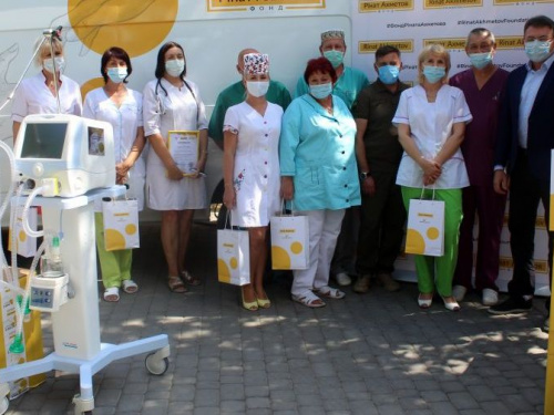 Медики Авдеевки получили аппарат ИВЛ от Фонда Рината Ахметова и Группы Метинвест