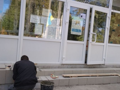 В Авдеевке ремонтируют вход в больницу (ФОТОФАКТ)
