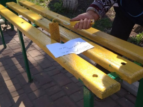 Лавочки в центре Авдеевки заиграли новыми красками (ФОТОФАКТ)